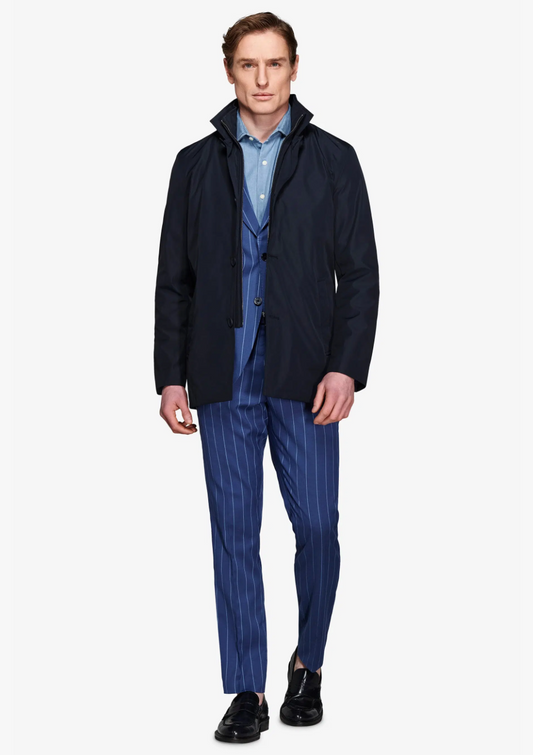 Blauer Trenchcoat mit Einsatzweste