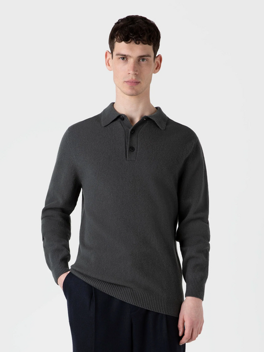 Aschgraues Poloshirt aus Lammwolle